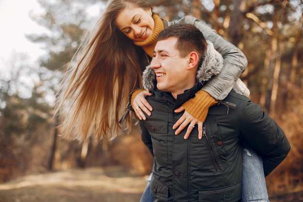 Hermosa pareja pasa tiempo en un parque de verano