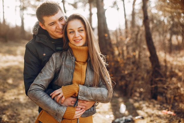 Hermosa pareja pasa tiempo en un parque de verano