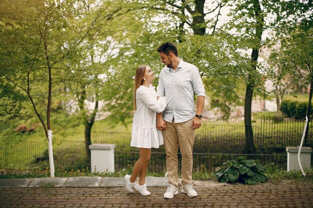 Hermosa pareja pasa tiempo en un parque de verano