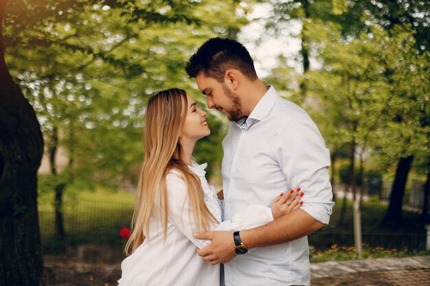 Hermosa pareja pasa tiempo en un parque de verano