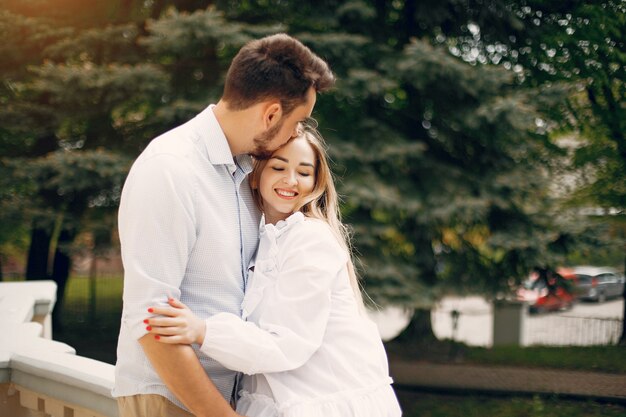 Hermosa pareja pasa tiempo en un parque de verano