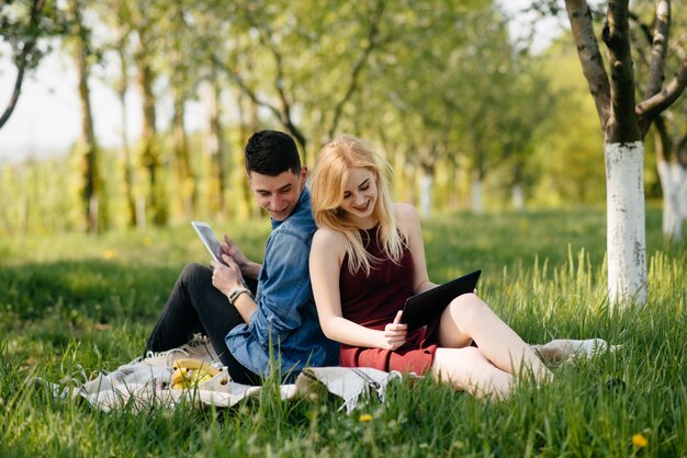 Hermosa pareja pasa tiempo en un parque de verano