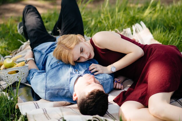 Hermosa pareja pasa tiempo en un parque de verano