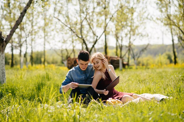 Hermosa pareja pasa tiempo en un parque de verano