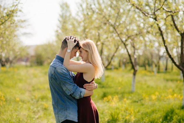 Hermosa pareja pasa tiempo en un parque de verano