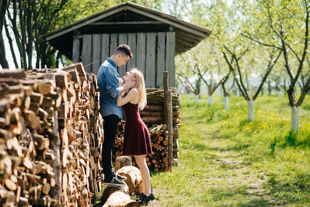 Hermosa pareja pasa tiempo en un parque de verano