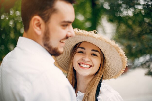 Hermosa pareja pasa tiempo en un parque de verano