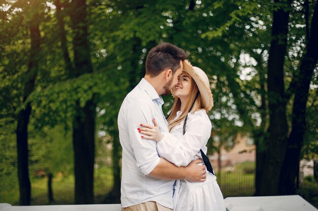 Hermosa pareja pasa tiempo en un parque de verano