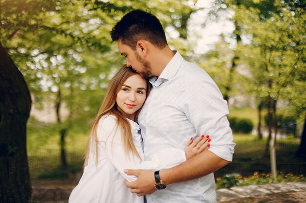 Hermosa pareja pasa tiempo en un parque de verano