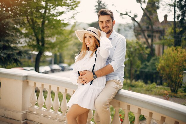 Hermosa pareja pasa tiempo en un parque de verano