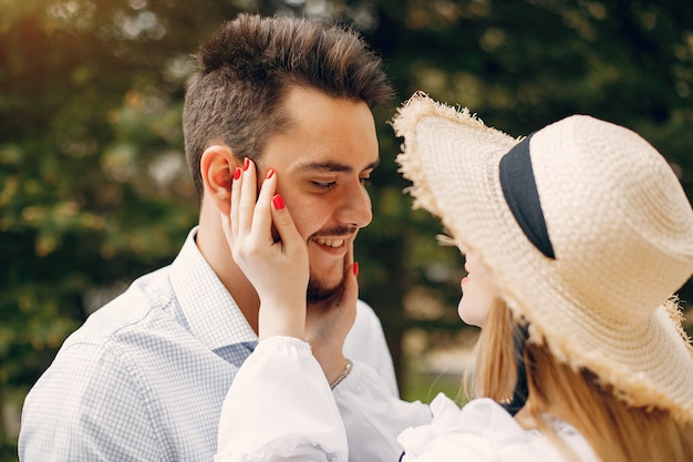 Hermosa pareja pasa tiempo en un parque de verano