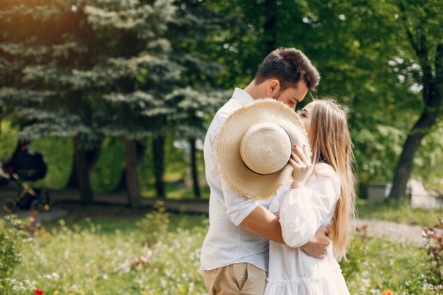 Hermosa pareja pasa tiempo en un parque de verano