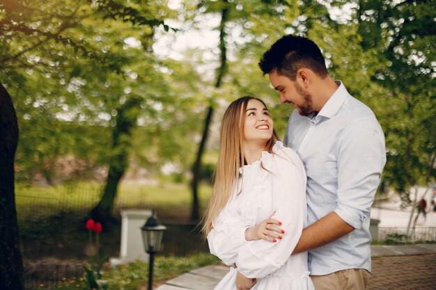 Hermosa pareja pasa tiempo en un parque de verano