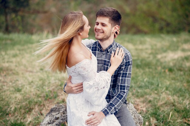 Hermosa pareja pasa tiempo en un parque de verano