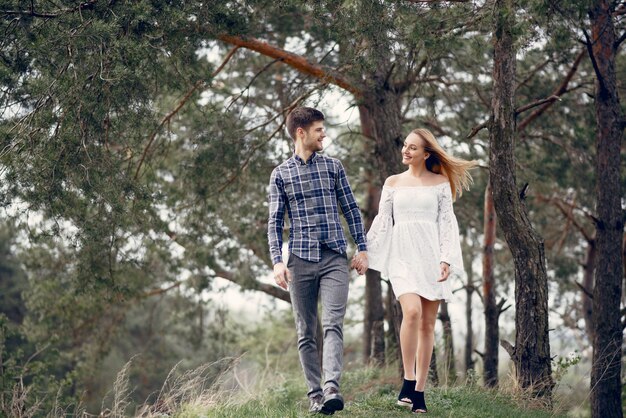 Hermosa pareja pasa tiempo en un parque de verano