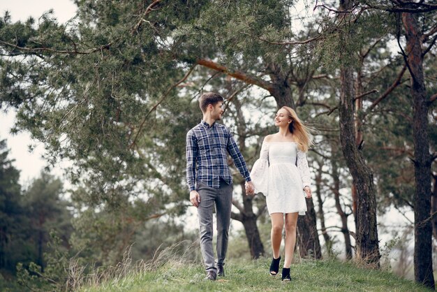 Hermosa pareja pasa tiempo en un parque de verano