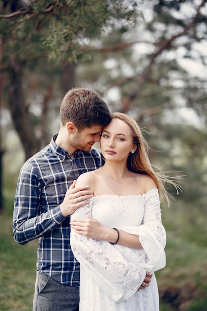 Hermosa pareja pasa tiempo en un parque de verano