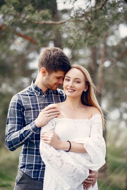 Hermosa pareja pasa tiempo en un parque de verano