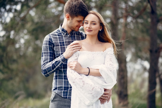 Hermosa pareja pasa tiempo en un parque de verano