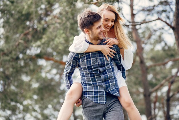 Hermosa pareja pasa tiempo en un parque de verano