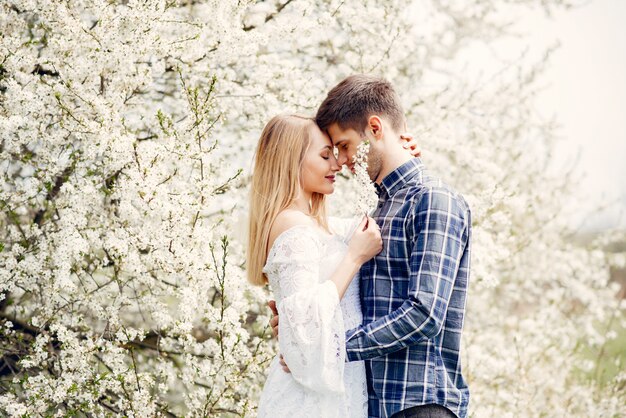 Foto gratuita hermosa pareja pasa tiempo en un parque de verano