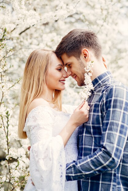 Hermosa pareja pasa tiempo en un parque de verano