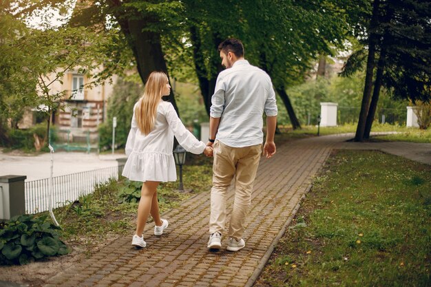 Hermosa pareja pasa tiempo en un parque de verano