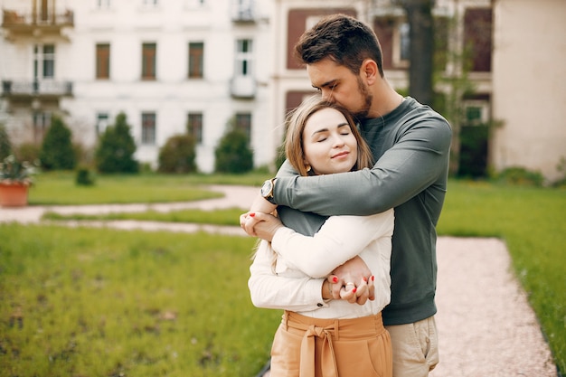 Hermosa pareja pasa tiempo en un parque de verano