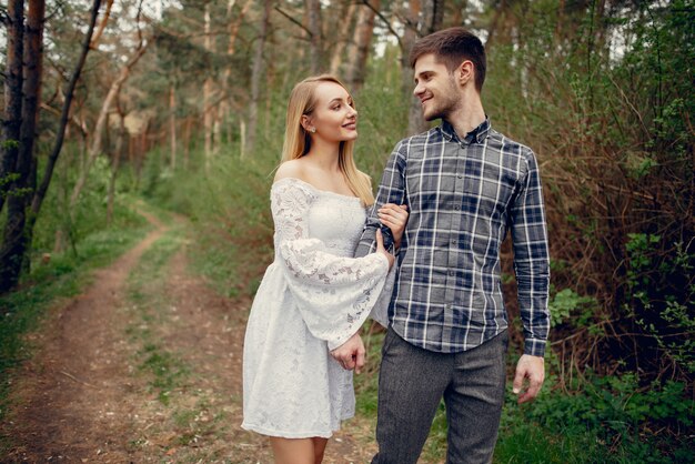 Hermosa pareja pasa tiempo en un parque de verano