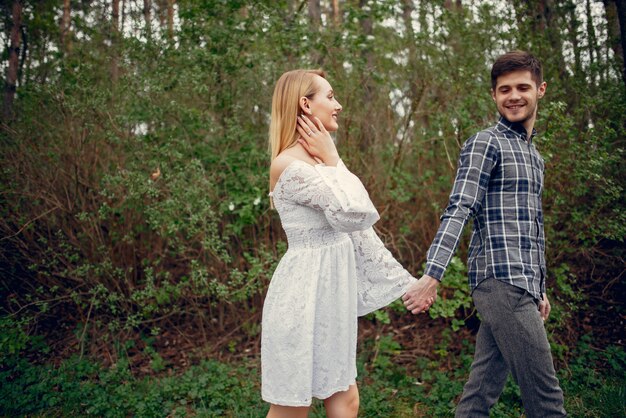 Hermosa pareja pasa tiempo en un parque de verano