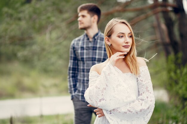 Hermosa pareja pasa tiempo en un parque de verano