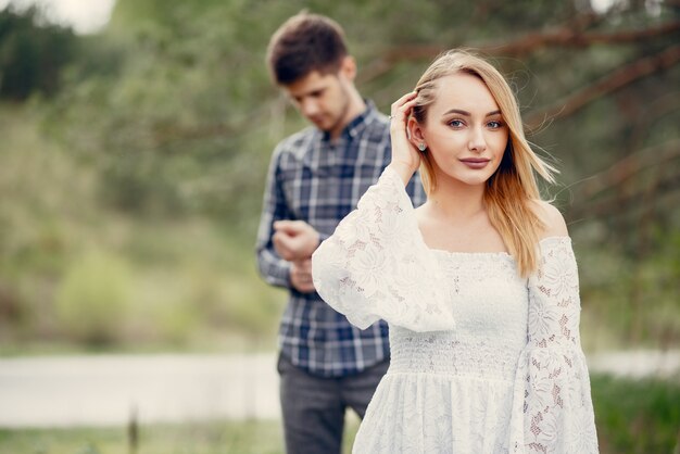 Hermosa pareja pasa tiempo en un parque de verano