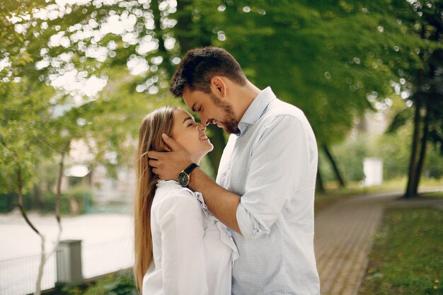 Hermosa pareja pasa tiempo en un parque de verano