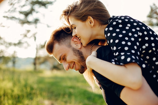 Hermosa pareja pasa tiempo en un parque de verano