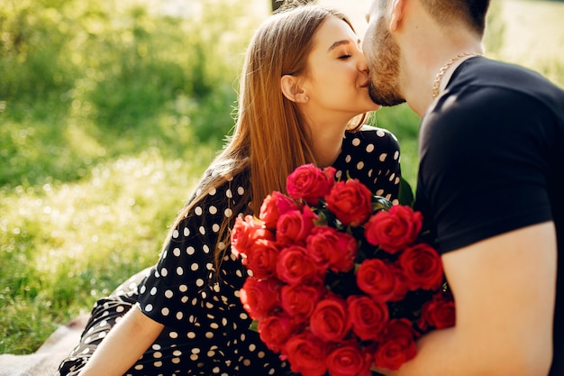 Hermosa pareja pasa tiempo en un parque de verano