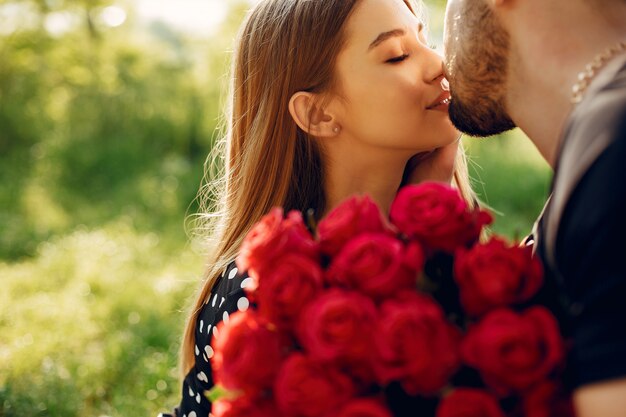 Hermosa pareja pasa tiempo en un parque de verano