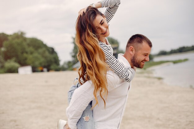 Hermosa pareja pasa tiempo en un parque de verano