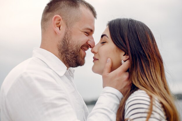 Hermosa pareja pasa tiempo en un parque de verano