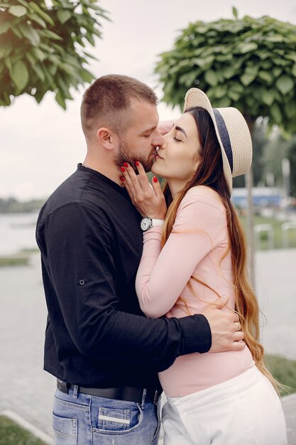 Hermosa pareja pasa tiempo en un parque de verano