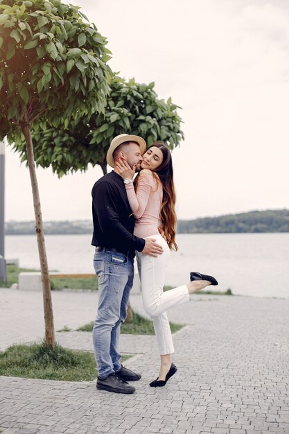 Hermosa pareja pasa tiempo en un parque de verano