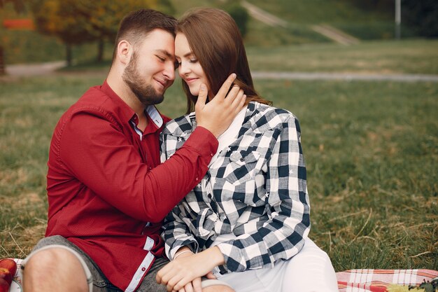 Hermosa pareja pasa tiempo en un parque de verano