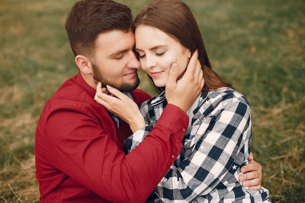 Hermosa pareja pasa tiempo en un parque de verano