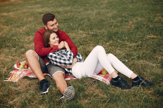 Hermosa pareja pasa tiempo en un parque de verano