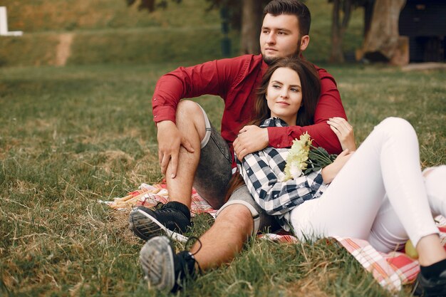 Hermosa pareja pasa tiempo en un parque de verano