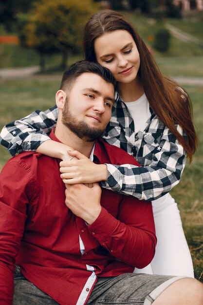 Hermosa pareja pasa tiempo en un parque de verano