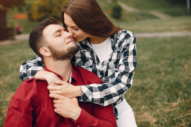 Hermosa pareja pasa tiempo en un parque de verano