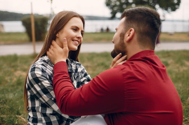 Hermosa pareja pasa tiempo en un parque de verano