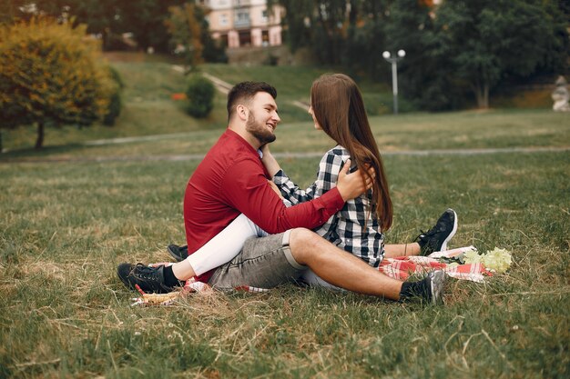 Hermosa pareja pasa tiempo en un parque de verano