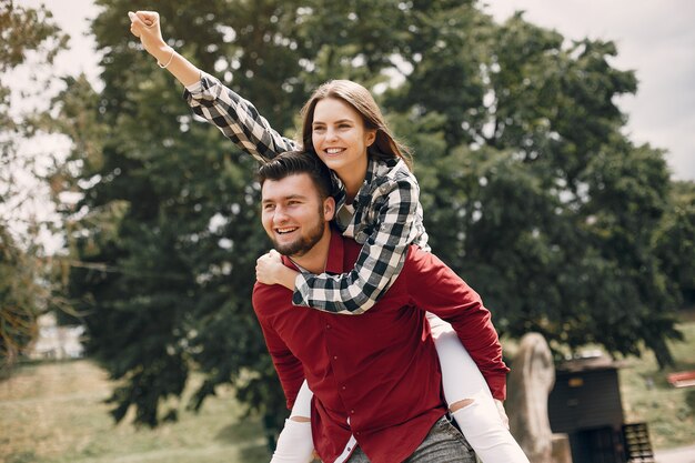 Hermosa pareja pasa tiempo en un parque de verano