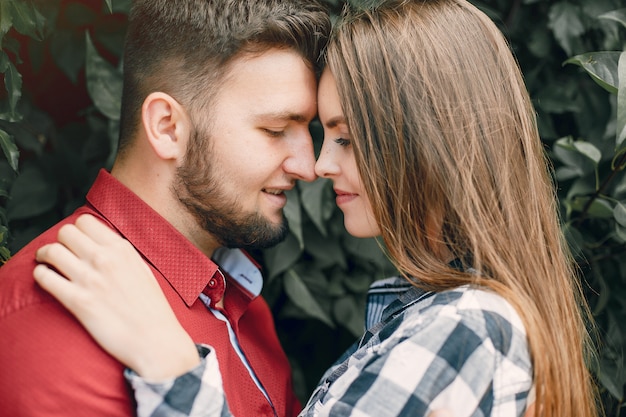 Hermosa pareja pasa tiempo en un parque de verano